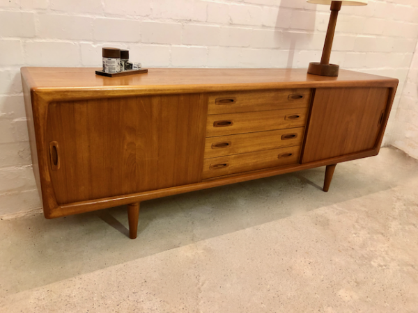 Mid Century Teak Sideboard, H.P. Hansen, 1960, Danish Design, Vintage, Made in Denmark, Designklassiker, Anrichte, Kommode, Teakwood, Schiebetüren, Schubladen, Interior Design, konische Füße, Kredenz, Credenzia, 1970, schlicht, zeitlos