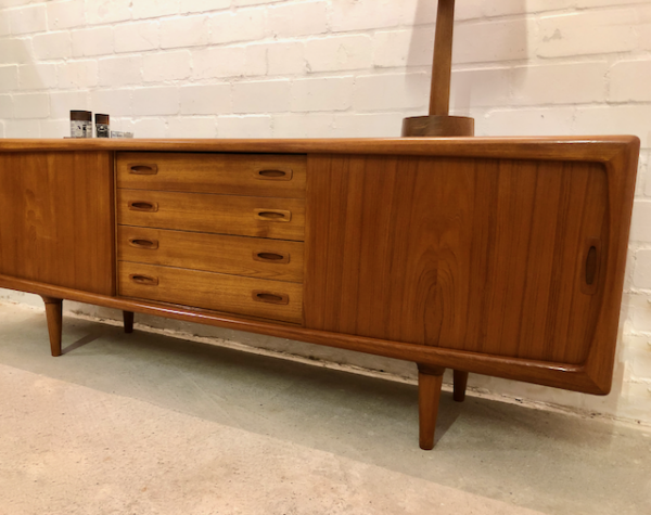 Mid Century Teak Sideboard, H.P. Hansen, 1960, Danish Design, Vintage, Made in Denmark, Designklassiker, Anrichte, Kommode, Teakwood, Schiebetüren, Schubladen, Interior Design, konische Füße, Kredenz, Credenzia, 1970, schlicht, zeitlos