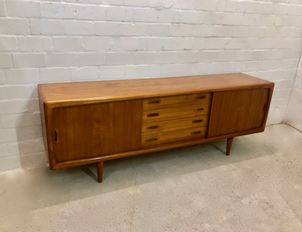 Mid Century Teak Sideboard, H.P. Hansen, 1960, Danish Design, Vintage, Made in Denmark, Designklassiker, Anrichte, Kommode, Teakwood, Schiebetüren, Schubladen, Interior Design, konische Füße, Kredenz, Credenzia, 1970, schlicht, zeitlos