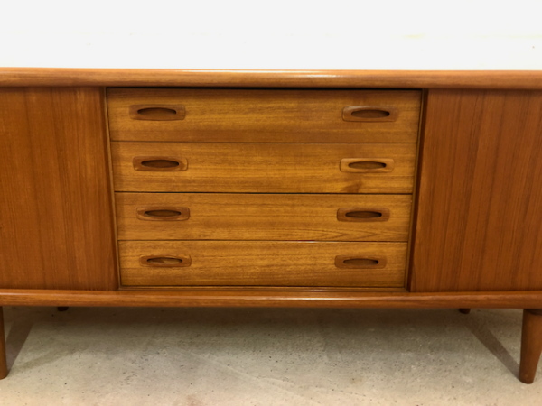 Mid Century Teak Sideboard, H.P. Hansen, 1960, Danish Design, Vintage, Made in Denmark, Designklassiker, Anrichte, Kommode, Teakwood, Schiebetüren, Schubladen, Interior Design, konische Füße, Kredenz, Credenzia, 1970, schlicht, zeitlos