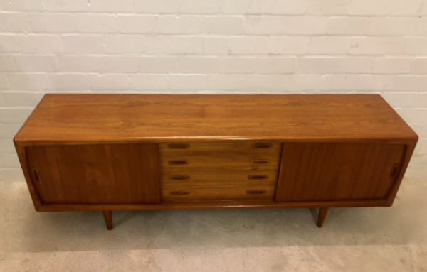 Mid Century Teak Sideboard, H.P. Hansen, 1960, Danish Design, Vintage, Made in Denmark, Designklassiker, Anrichte, Kommode, Teakwood, Schiebetüren, Schubladen, Interior Design, konische Füße, Kredenz, Credenzia, 1970, schlicht, zeitlos