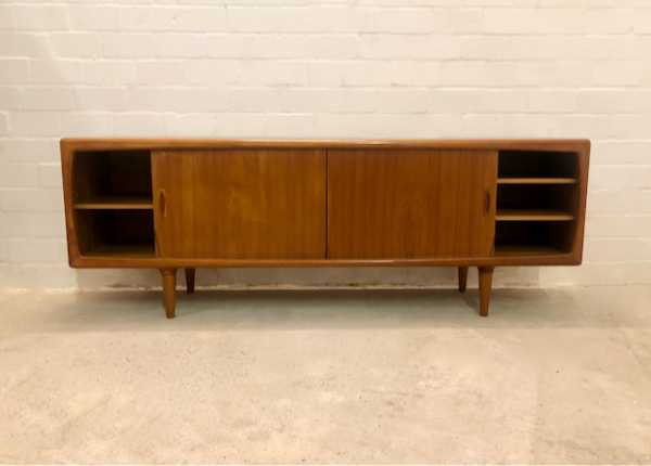 Mid Century Teak Sideboard, H.P. Hansen, 1960, Danish Design, Vintage, Made in Denmark, Designklassiker, Anrichte, Kommode, Teakwood, Schiebetüren, Schubladen, Interior Design, konische Füße, Kredenz, Credenzia, 1970, schlicht, zeitlos