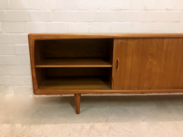 Mid Century Teak Sideboard, H.P. Hansen, 1960, Danish Design, Vintage, Made in Denmark, Designklassiker, Anrichte, Kommode, Teakwood, Schiebetüren, Schubladen, Interior Design, konische Füße, Kredenz, Credenzia, 1970, schlicht, zeitlos