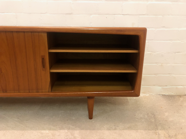 Mid Century Teak Sideboard, H.P. Hansen, 1960, Danish Design, Vintage, Made in Denmark, Designklassiker, Anrichte, Kommode, Teakwood, Schiebetüren, Schubladen, Interior Design, konische Füße, Kredenz, Credenzia, 1970, schlicht, zeitlos