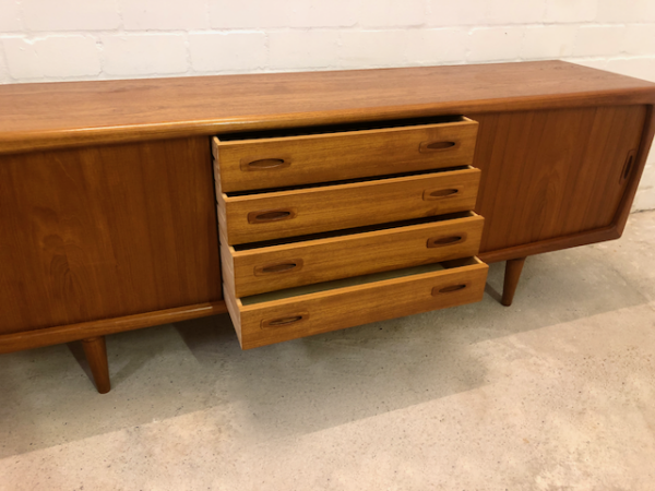 Mid Century Teak Sideboard, H.P. Hansen, 1960, Danish Design, Vintage, Made in Denmark, Designklassiker, Anrichte, Kommode, Teakwood, Schiebetüren, Schubladen, Interior Design, konische Füße, Kredenz, Credenzia, 1970, schlicht, zeitlos