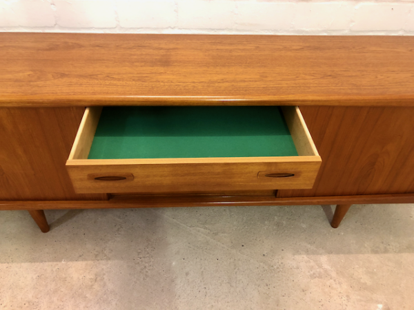 Mid Century Teak Sideboard, H.P. Hansen, 1960, Danish Design, Vintage, Made in Denmark, Designklassiker, Anrichte, Kommode, Teakwood, Schiebetüren, Schubladen, Interior Design, konische Füße, Kredenz, Credenzia, 1970, schlicht, zeitlos