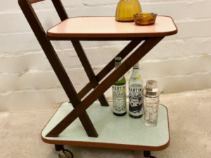 true Vintage Tablettwagen, 1950's, Roll,wagen, Beistelltisch, Minibar, Magazine, Nussbaumholz, Resopal, 1960, Rollen, Klassiker, Mid Century, Modern