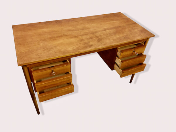 Teakholz Schreibtisch, Mid Century, Danish Design, Vintage, Made in Denmark, Teak, Modern, verschließbar, mit Schubladen, kompakt, klein, zierlich, Patina, konische Beine, Designklassiker, Desk, Arbeitsplatz, home office