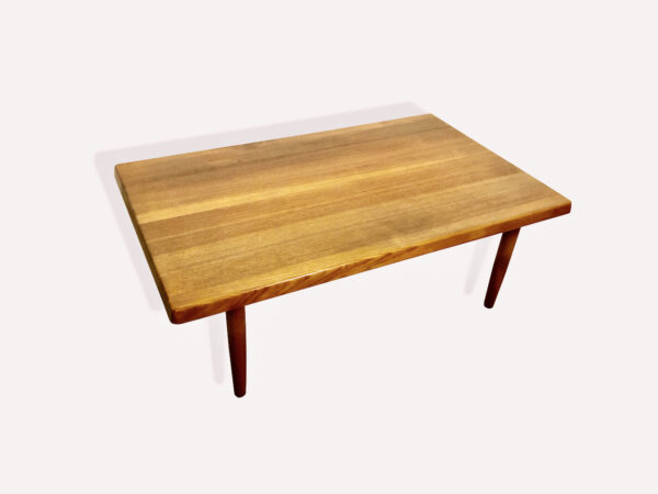 Coffee Table, Niels Bach 1960's, Couchtisch, komfortabel, Designklassiker, Teakholz, Danish Design, Made in Denmark, abgerundet, massiv, konische Beine, Maserung, braun