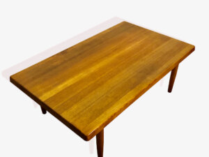 Coffee Table, Niels Bach 1960's, Couchtisch, komfortabel, Designklassiker, Teakholz, Danish Design, Made in Denmark, abgerundet, massiv, konische Beine, Maserung, braun