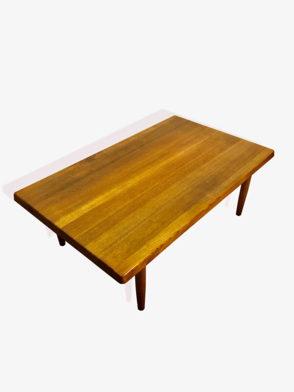Coffee Table, Niels Bach 1960's, Couchtisch, komfortabel, Designklassiker, Teakholz, Danish Design, Made in Denmark, abgerundet, massiv, konische Beine, Maserung, braun