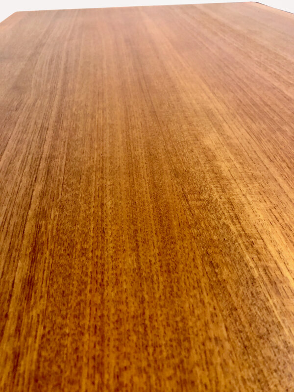 Coffee Table, Niels Bach 1960's, Couchtisch, komfortabel, Designklassiker, Teakholz, Danish Design, Made in Denmark, abgerundet, massiv, konische Beine, Maserung, braun