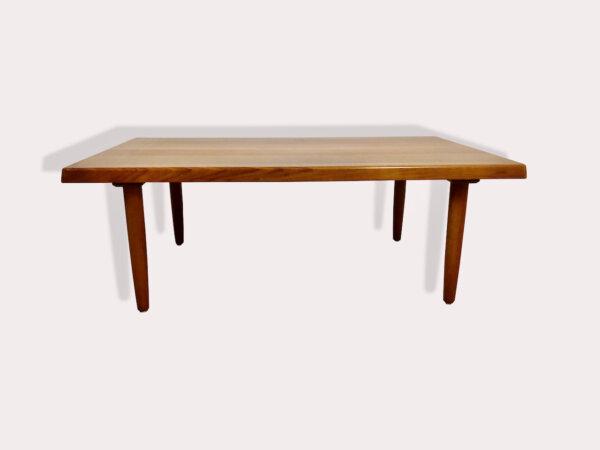 Coffee Table, Niels Bach 1960's, Couchtisch, komfortabel, Designklassiker, Teakholz, Danish Design, Made in Denmark, abgerundet, massiv, konische Beine, Maserung, braun