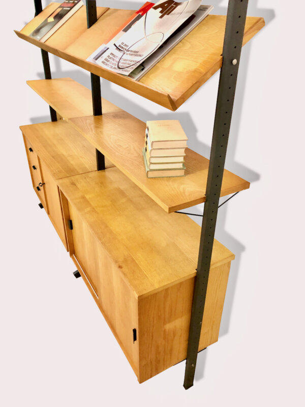 Olof Pira Regalsystem, Mid Century 1960's, helles Holz, Eiche Furnier, Schubladen, Schiebetüren, Zeitungsablage, Magazinablage, Bücherregal, Metall, Schwarz, Designklassiker, Vintage, 1970