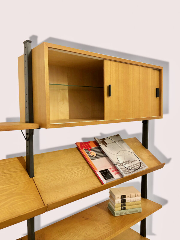 Olof Pira Regalsystem, Mid Century 1960's, helles Holz, Eiche Furnier, Schubladen, Schiebetüren, Zeitungsablage, Magazinablage, Bücherregal, Metall, Schwarz, Designklassiker, Vintage, 1970