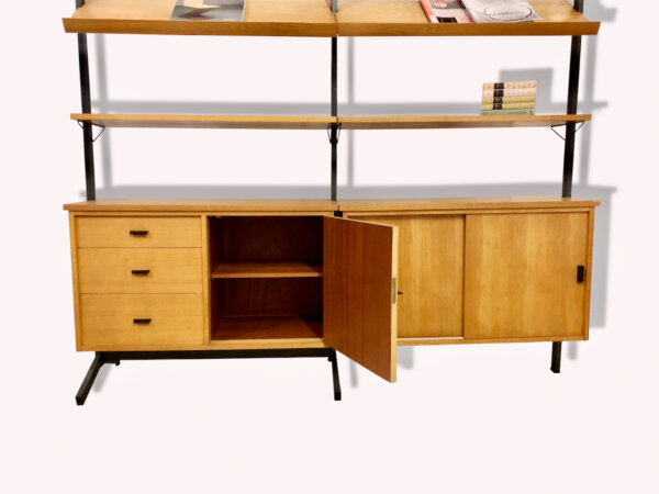 Olof Pira Regalsystem, Mid Century 1960's, helles Holz, Eiche Furnier, Schubladen, Schiebetüren, Zeitungsablage, Magazinablage, Bücherregal, Metall, Schwarz, Designklassiker, Vintage, 1970