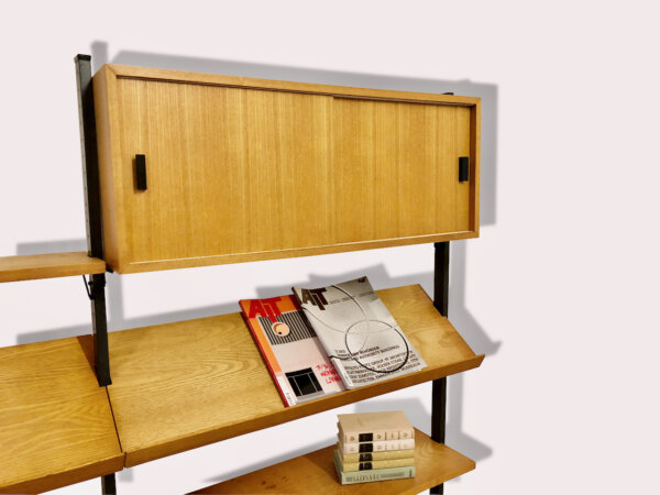 Olof Pira Regalsystem, Mid Century 1960's, helles Holz, Eiche Furnier, Schubladen, Schiebetüren, Zeitungsablage, Magazinablage, Bücherregal, Metall, Schwarz, Designklassiker, Vintage, 1970