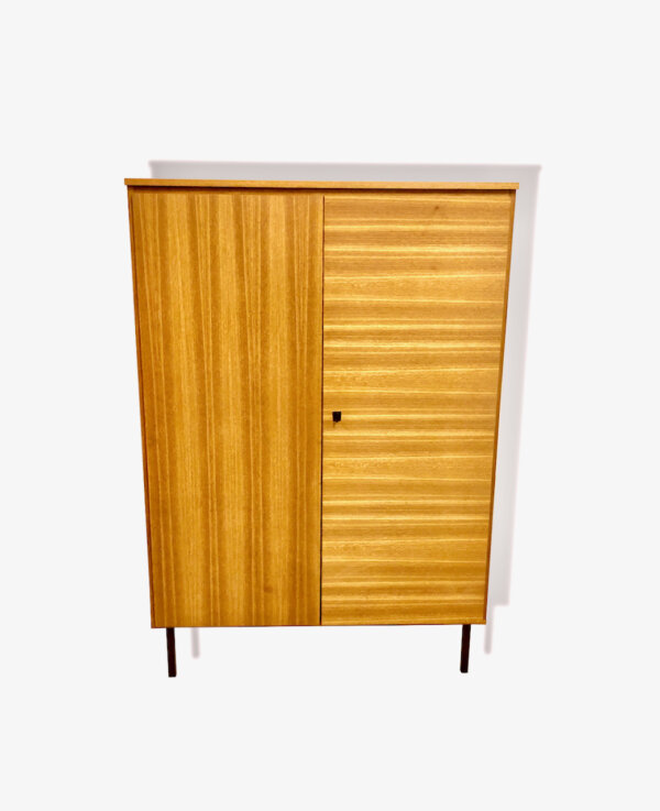 true Vintage Kleiderschrank, Teakholz 1970's, Mid Century, Garderobe, Dielenschrank, Danish Design, 1960, verschließbar, Fächer, Kleiderstange, Maserung, Muster, helles Holz, braun, MetallFüße