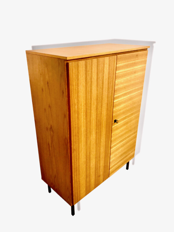 true Vintage Kleiderschrank, Teakholz 1970's, Mid Century, Garderobe, Dielenschrank, Danish Design, 1960, verschließbar, Fächer, Kleiderstange, Maserung, Muster, helles Holz, braun, MetallFüße