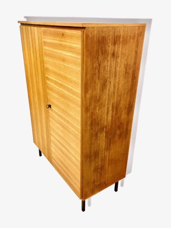 true Vintage Kleiderschrank, Teakholz 1970's, Mid Century, Garderobe, Dielenschrank, Danish Design, 1960, verschließbar, Fächer, Kleiderstange, Maserung, Muster, helles Holz, braun, MetallFüße