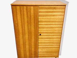 true Vintage Kleiderschrank, Teakholz 1970's, Mid Century, Garderobe, Dielenschrank, Danish Design, 1960, verschließbar, Fächer, Kleiderstange, Maserung, Muster, helles Holz, braun, MetallFüße