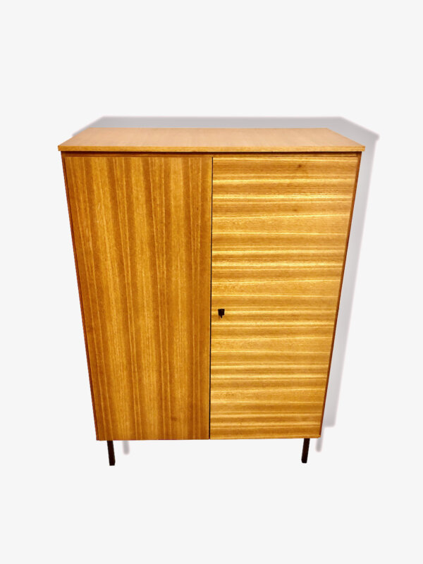 true Vintage Kleiderschrank, Teakholz 1970's, Mid Century, Garderobe, Dielenschrank, Danish Design, 1960, verschließbar, Fächer, Kleiderstange, Maserung, Muster, helles Holz, braun, MetallFüße