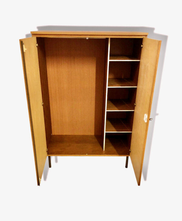 true Vintage Kleiderschrank, Teakholz 1970's, Mid Century, Garderobe, Dielenschrank, Danish Design, 1960, verschließbar, Fächer, Kleiderstange, Maserung, Muster, helles Holz, braun, MetallFüße