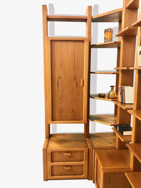 Teakholz Regalwand, Danish Design, 1970, Stollenwand, Bibliothek, Bücherregal, Schiebetüren, Schubladen, groß, helles Holz, Barfach, Minibar, Mid Century, Made in Denmark, Eckregal, Wohnwand, Eckmöbel, Sideboard