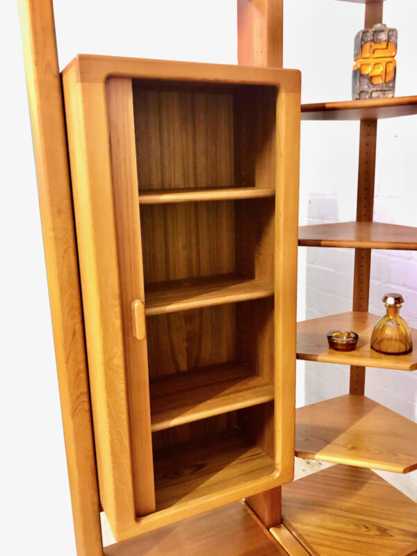 Teakholz Regalwand, Danish Design, 1970, Stollenwand, Bibliothek, Bücherregal, Schiebetüren, Schubladen, groß, helles Holz, Barfach, Minibar, Mid Century, Made in Denmark, Eckregal, Wohnwand, Eckmöbel, Sideboard