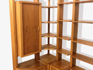 Teakholz Regalwand, Danish Design, 1970, Stollenwand, Bibliothek, Bücherregal, Schiebetüren, Schubladen, groß, helles Holz, Barfach, Minibar, Mid Century, Made in Denmark, Eckregal, Wohnwand, Eckmöbel, Sideboard