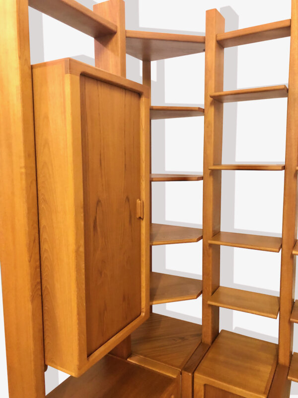 Teakholz Regalwand, Danish Design, 1970, Stollenwand, Bibliothek, Bücherregal, Schiebetüren, Schubladen, groß, helles Holz, Barfach, Minibar, Mid Century, Made in Denmark, Eckregal, Wohnwand, Eckmöbel, Sideboard