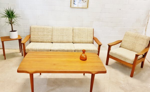 Teakholz Coffee Table, John Bone 1970's, Couchtisch, vintage, Designklassiker, helles Teakholz, Teakwood, konische Beine, 1960, 60er, 70er, massiv, abgerundet, Danish Design, Made in Denmark