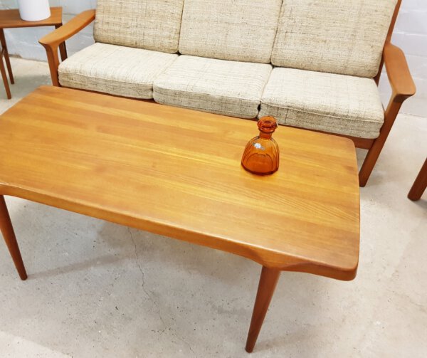 Teakholz Coffee Table, John Bone 1970's, Couchtisch, vintage, Designklassiker, helles Teakholz, Teakwood, konische Beine, 1960, 60er, 70er, massiv, abgerundet, Danish Design, Made in Denmark