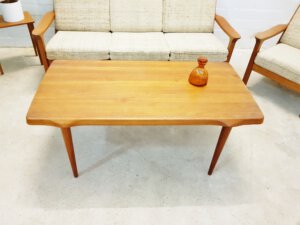 Teakholz Coffee Table, John Bone 1970's, Couchtisch, vintage, Designklassiker, helles Teakholz, Teakwood, konische Beine, 1960, 60er, 70er, massiv, abgerundet, Danish Design, Made in Denmark