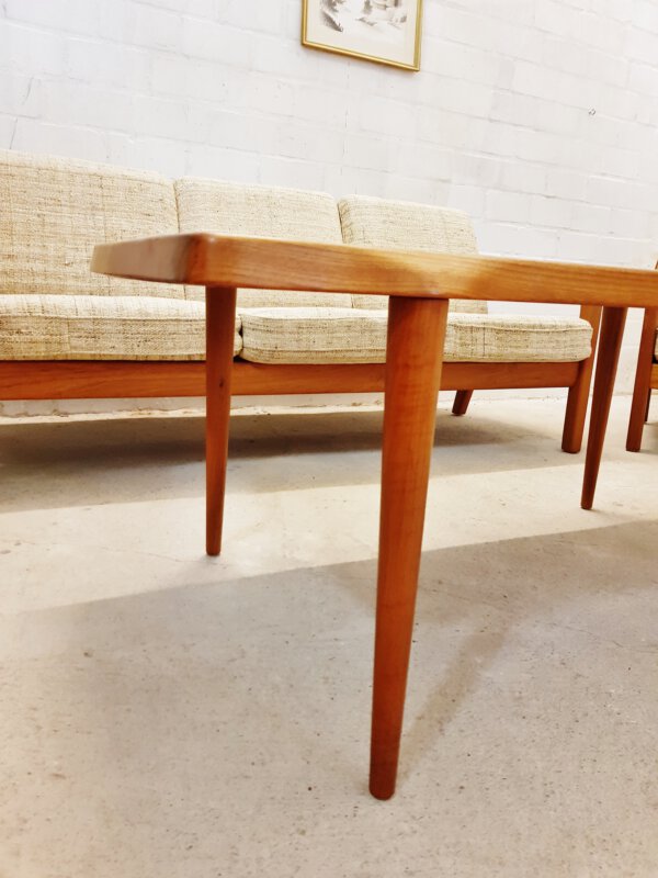 Teakholz Coffee Table, John Bone 1970's, Couchtisch, vintage, Designklassiker, helles Teakholz, Teakwood, konische Beine, 1960, 60er, 70er, massiv, abgerundet, Danish Design, Made in Denmark