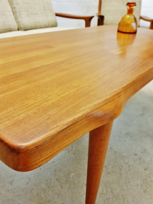 Teakholz Coffee Table, John Bone 1970's, Couchtisch, vintage, Designklassiker, helles Teakholz, Teakwood, konische Beine, 1960, 60er, 70er, massiv, abgerundet, Danish Design, Made in Denmark