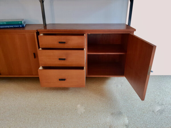 Teak Regalwand 1960's, Olof Pira, Bücherregal, Mid Century, Vintage, Danish Design, Teakholz, Teawood, Shelf, String, Metallständer, Anthrazit, Schubladen, verschließbar, Schiebetüren, Designklassiker, Bibliothek, Wandbefestigung, 1970, 70er