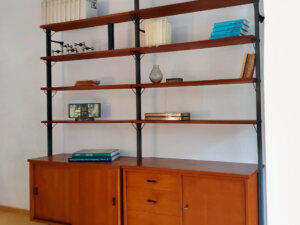 Teak Regalwand 1960's, Olof Pira, Bücherregal, Mid Century, Vintage, Danish Design, Teakholz, Teawood, Shelf, String, Metallständer, Anthrazit, Schubladen, verschließbar, Schiebetüren, Designklassiker, Bibliothek, Wandbefestigung, 1970, 70er