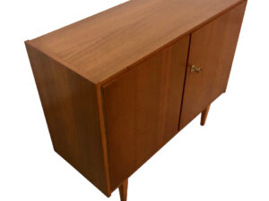 true Vintage Kommode, Nussbaum 1970's, Anrichte, braun, konische Beine, Klassiker, Design, schlicht, zeitlos, verschließbar, Messing, Flurkommode, Schuhschrank, 60er