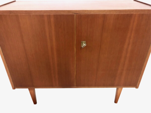 true Vintage Kommode, Nussbaum 1970's, Anrichte, braun, konische Beine, Klassiker, Design, schlicht, zeitlos, verschließbar, Messing, Flurkommode, Schuhschrank, 60er