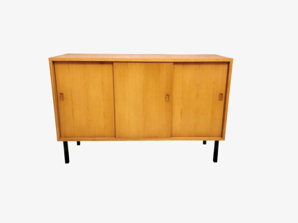 Helles Sideboard, Mid Century 1960's, Rüster/ Ulme, Vintage, 1970, 70er, Schiebetüren, Designklassiker, String, Nisse String, Nisse Strining, Metallfüße, Schubladen, Einlegeböden, Designklassiker, Kommode, Anrichte, TV Board