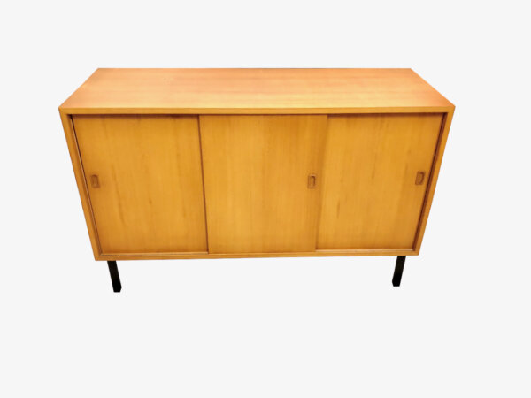 Helles Sideboard, Mid Century 1960's, Rüster/ Ulme, Vintage, 1970, 70er, Schiebetüren, Designklassiker, String, Nisse String, Nisse Strining, Metallfüße, Schubladen, Einlegeböden, Designklassiker, Kommode, Anrichte, TV Board