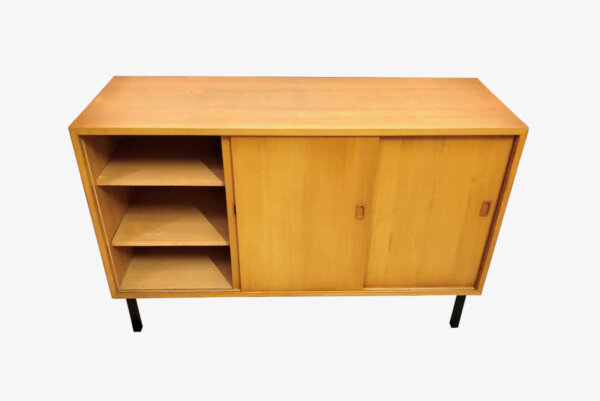 Helles Sideboard, Mid Century 1960's, Rüster/ Ulme, Vintage, 1970, 70er, Schiebetüren, Designklassiker, String, Nisse String, Nisse Strining, Metallfüße, Schubladen, Einlegeböden, Designklassiker, Kommode, Anrichte, TV Board