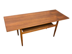 Teakholz Coffee Table, 1960's, Mid Century, Vintage, Danish Design, Designklassiker, Couchtisch, Magazinablage, Zeitschriftenablage, Zeitungsfach, schmal, klein, Surfboard, konisch, runde Beine, Maserung, dunkel