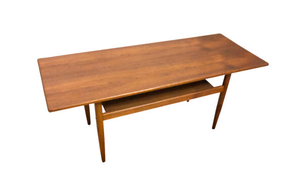 Teakholz Coffee Table, 1960's, Mid Century, Vintage, Danish Design, Designklassiker, Couchtisch, Magazinablage, Zeitschriftenablage, Zeitungsfach, schmal, klein, Surfboard, konisch, runde Beine, Maserung, dunkel