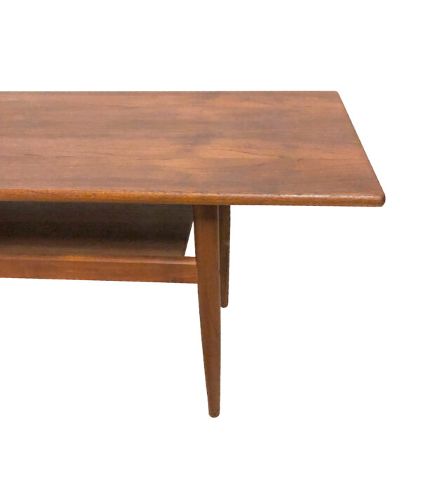 Teakholz Coffee Table, 1960's, Mid Century, Vintage, Danish Design, Designklassiker, Couchtisch, Magazinablage, Zeitschriftenablage, Zeitungsfach, schmal, klein, Surfboard, konisch, runde Beine, Maserung, dunkel