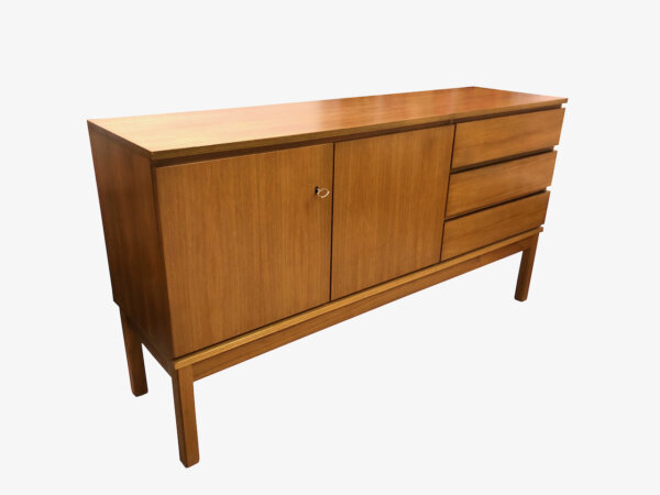 true Vintage Sideboard, 1970's, Nussbaum, hellbraun, schlicht, zeitlos, reduziert, Kommode, Schubladen, Anrichte, verschließbar, Designklassiker, 60er, 70er, Mid Century,