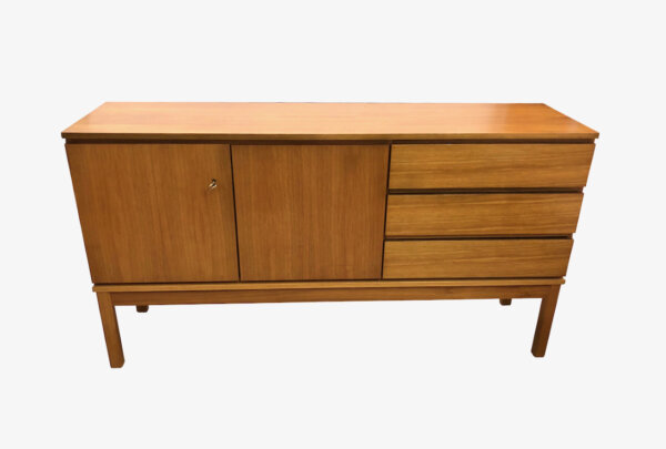 true Vintage Sideboard, 1970's, Nussbaum, hellbraun, schlicht, zeitlos, reduziert, Kommode, Schubladen, Anrichte, verschließbar, Designklassiker, 60er, 70er, Mid Century,