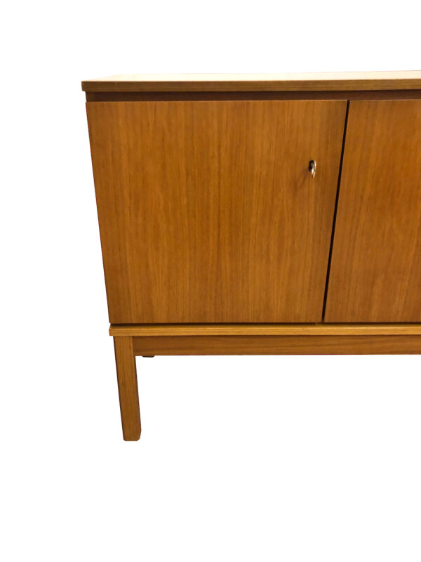 true Vintage Sideboard, 1970's, Nussbaum, hellbraun, schlicht, zeitlos, reduziert, Kommode, Schubladen, Anrichte, verschließbar, Designklassiker, 60er, 70er, Mid Century,