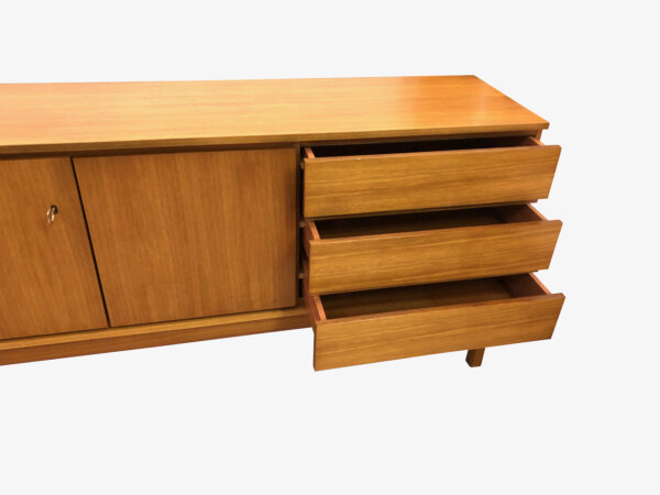 true Vintage Sideboard, 1970's, Nussbaum, hellbraun, schlicht, zeitlos, reduziert, Kommode, Schubladen, Anrichte, verschließbar, Designklassiker, 60er, 70er, Mid Century,